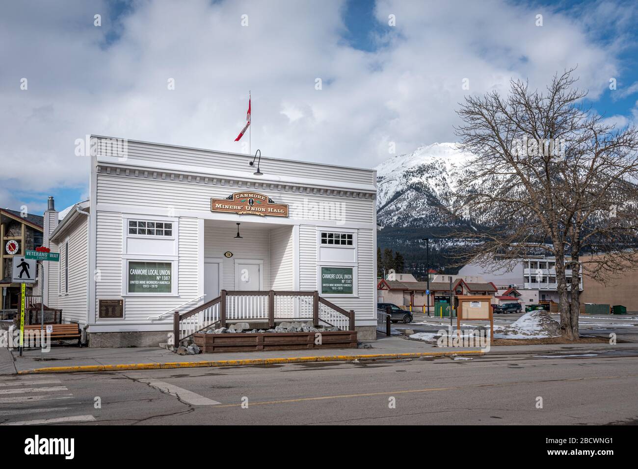 Canmore, Alberta - 4. April 2020: Blick auf die historische Canmore Miners Hall. Canmore war eine wichtige Bergbaugemeinde, aber jetzt konzentriert sich auf den Tourismus. Stockfoto