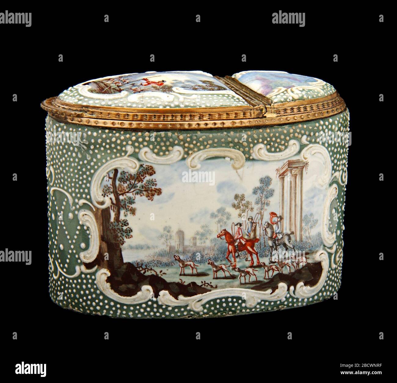 Snuffbox. Die Kunst der Malerei auf Emaille florierte in England während der zweiten Hälfte des achtzehnten Jahrhunderts. Ein französischer Juwelier, Jean Toutin, hatte eine neue Technik für das Malen auf Email entwickelt, bei der ein Goldsockel zuerst mit weißem Emaille bedeckt, dann mit einem Design bemalt wurde. Stockfoto