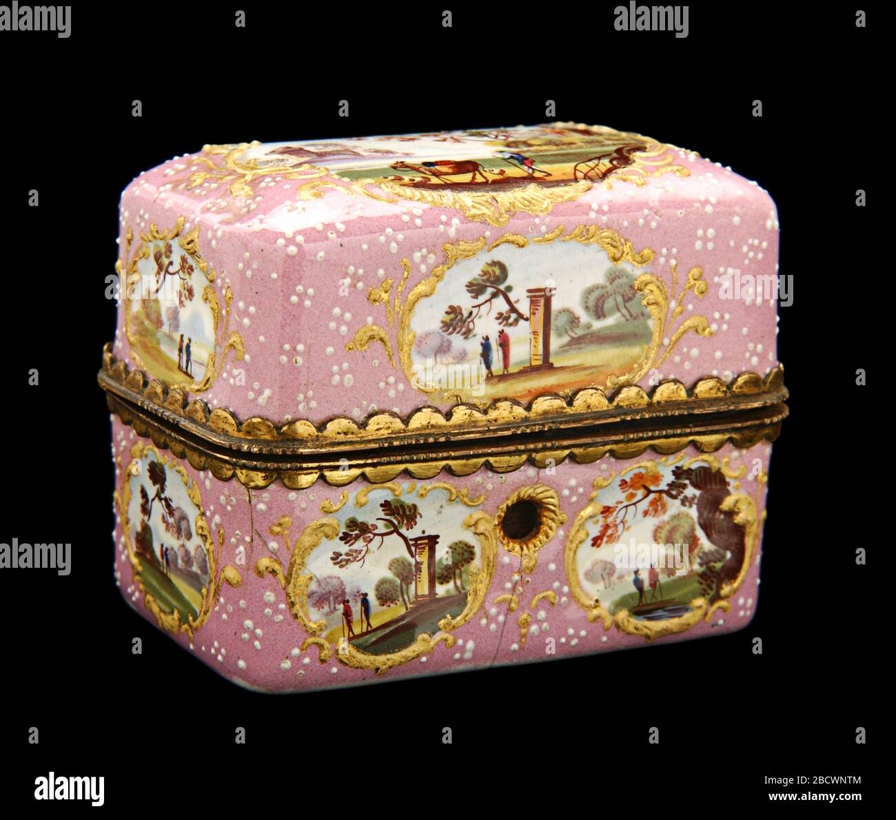 Werkzeugkasten Wird Geschrieben. Die Kunst der Malerei auf Emaille florierte in England während der zweiten Hälfte des achtzehnten Jahrhunderts. Ein französischer Juwelier, Jean Toutin, hatte eine neue Technik für das Malen auf Email entwickelt, bei der ein Goldsockel zuerst mit weißem Emaille bedeckt, dann mit einem Design bemalt wurde. Stockfoto