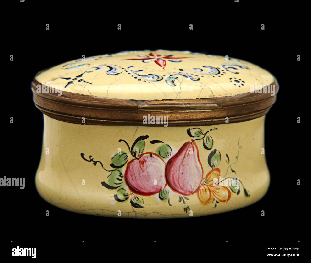 Snuffbox. Die Kunst der Malerei auf Emaille florierte in England während der zweiten Hälfte des achtzehnten Jahrhunderts. Ein französischer Juwelier, Jean Toutin, hatte eine neue Technik für das Malen auf Email entwickelt, bei der ein Goldsockel zuerst mit weißem Emaille bedeckt, dann mit einem Design bemalt wurde. Stockfoto