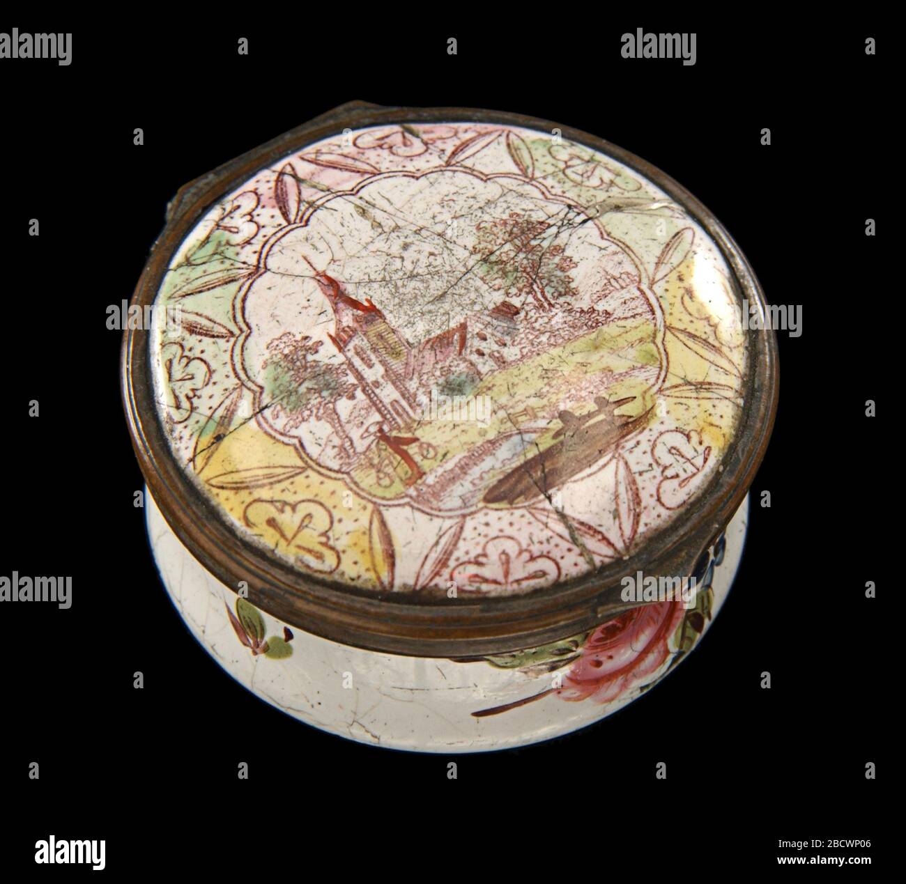 Snuffbox. Die Kunst der Malerei auf Emaille florierte in England während der zweiten Hälfte des achtzehnten Jahrhunderts. Ein französischer Juwelier, Jean Toutin, hatte eine neue Technik für das Malen auf Email entwickelt, bei der ein Goldsockel zuerst mit weißem Emaille bedeckt, dann mit einem Design bemalt wurde. Stockfoto
