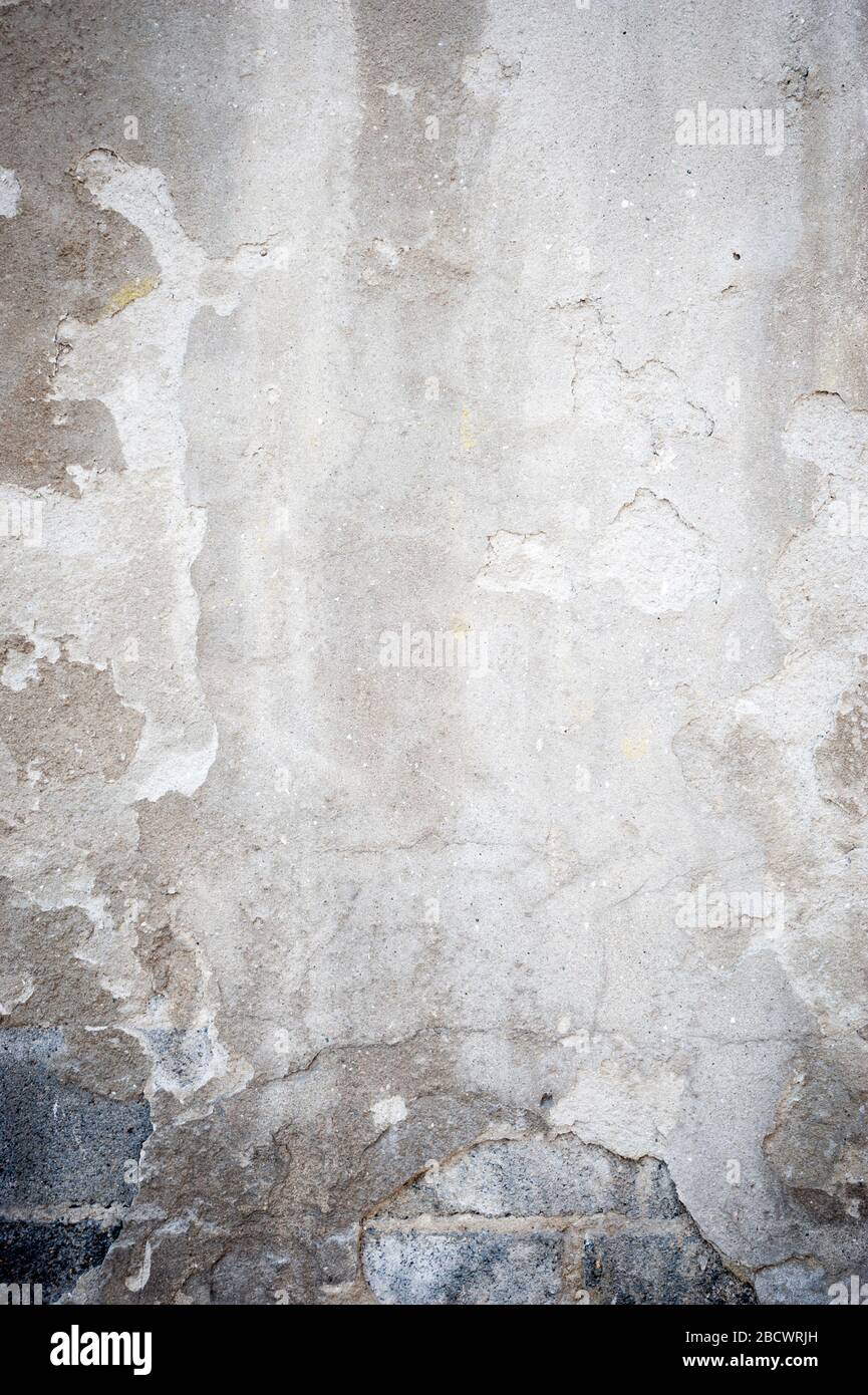 Gruseliger grunzlicher Hintergrund von verdisten und abblätternden verblassten Betonwänden Stockfoto