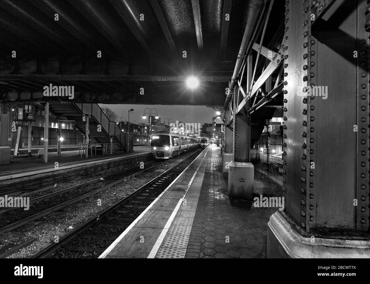 CHILTERN Eisenbahnklasse 165 Zug 165022 wartet am Bahnhof London Marylebone auf eine Winternacht. Stockfoto