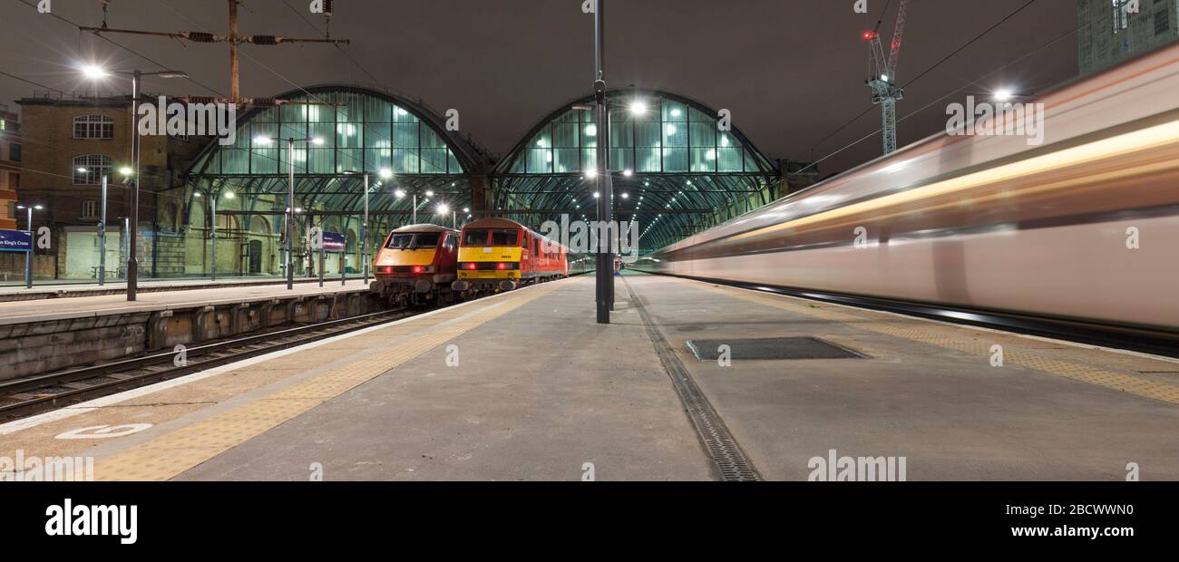 ELEKTROLOKOMOTIVEN DER LNER-Klasse 91 und der DB Cargo-Klasse 90 bei London Kings Cross. 90036 und 91138 mit Abfahrt am frühen Morgen Stockfoto