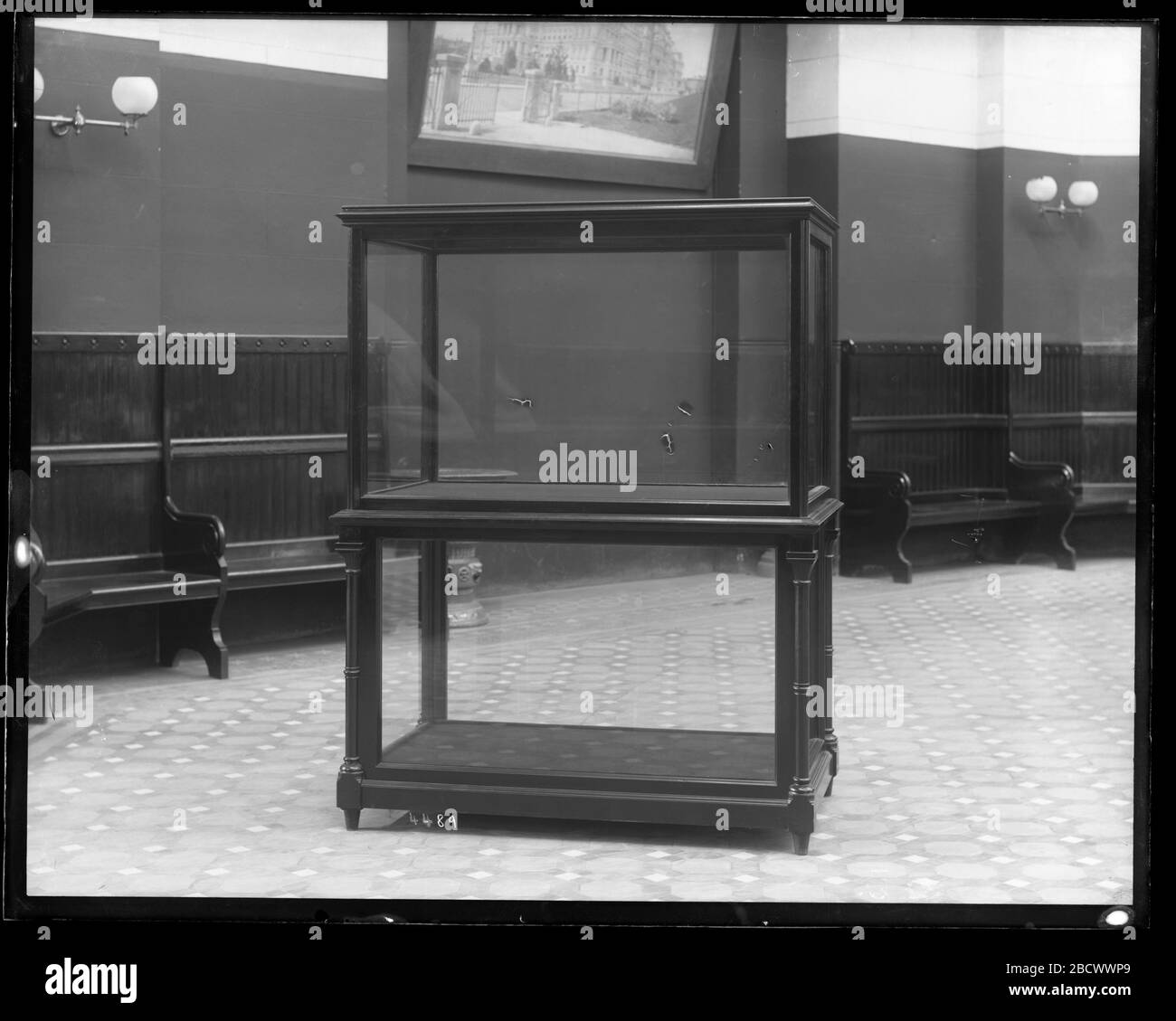 Leere Ausstellungskoffer. Auch bekannt als 4489.siehe auch Record Unit 95, Box 76.Empty Ausstellungsfall im United States National Museum, heute bekannt als Arts and Industries Building.Smithsonian Institution Archives, ACC. 11-006, Feld 014, Bild-Nr. MAH-4489 Stockfoto