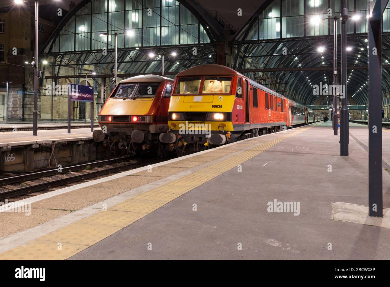 ELEKTROLOKOMOTIVEN DER LNER-Klasse 91 und der DB Cargo-Klasse 90 bei London Kings Cross. 90036 und 91138 mit Abfahrt am frühen Morgen Stockfoto