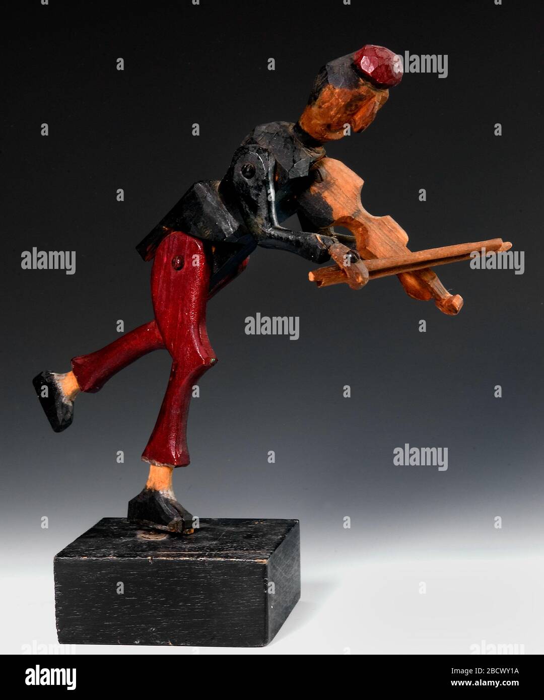 Fiddler. Holzschnitzer aus dem frühen 20. Jahrhundert stellten oft Spielzeugfiguren mit beweglichen Teilen her, um ihre Kinder zu amüsieren. Stockfoto