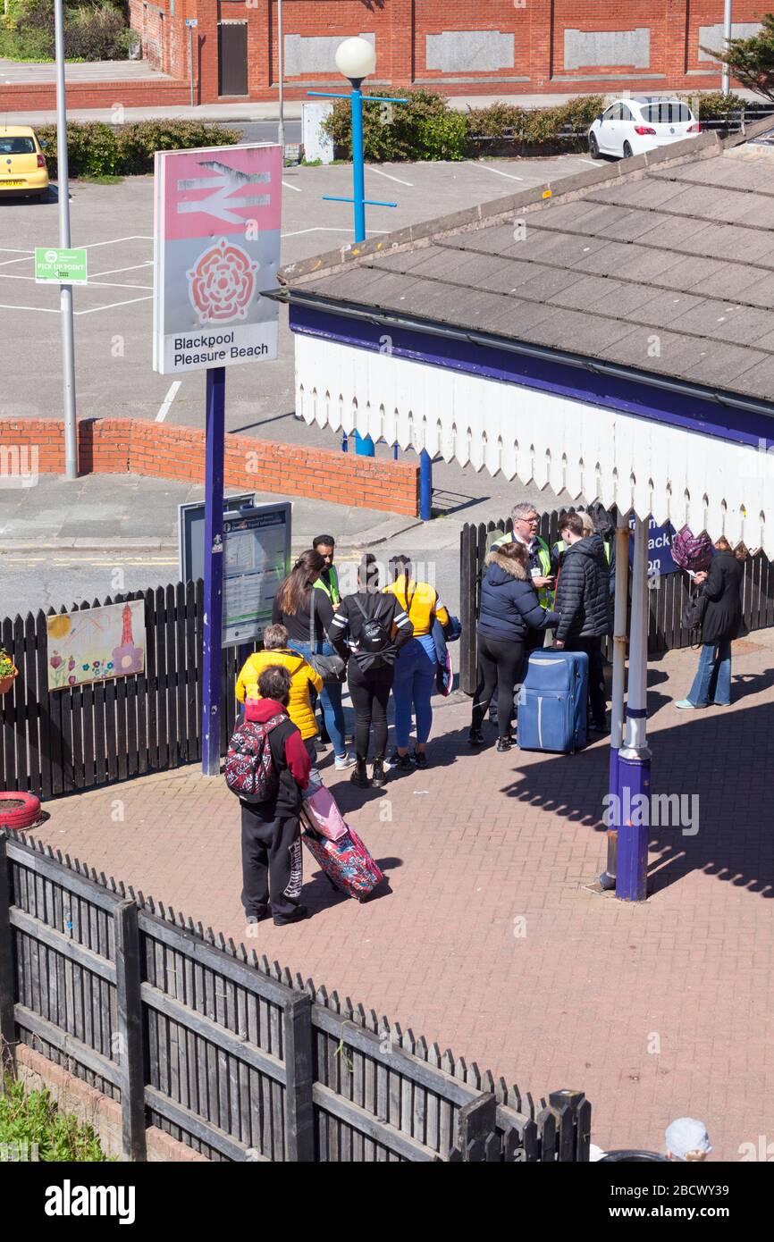 Mitarbeiter der Northern Rail führen eine Überprüfung der Kartensperre für die Fahrpreis-Evader am Blackpool Pleasure Beach Station, Großbritannien durch Stockfoto
