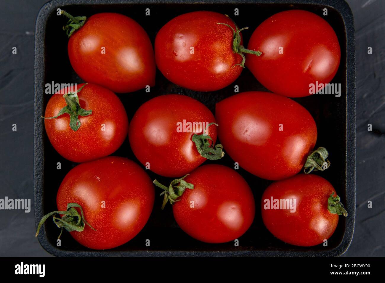 Viele getrocknete Kirschtomaten in einer Pfanne Stockfoto