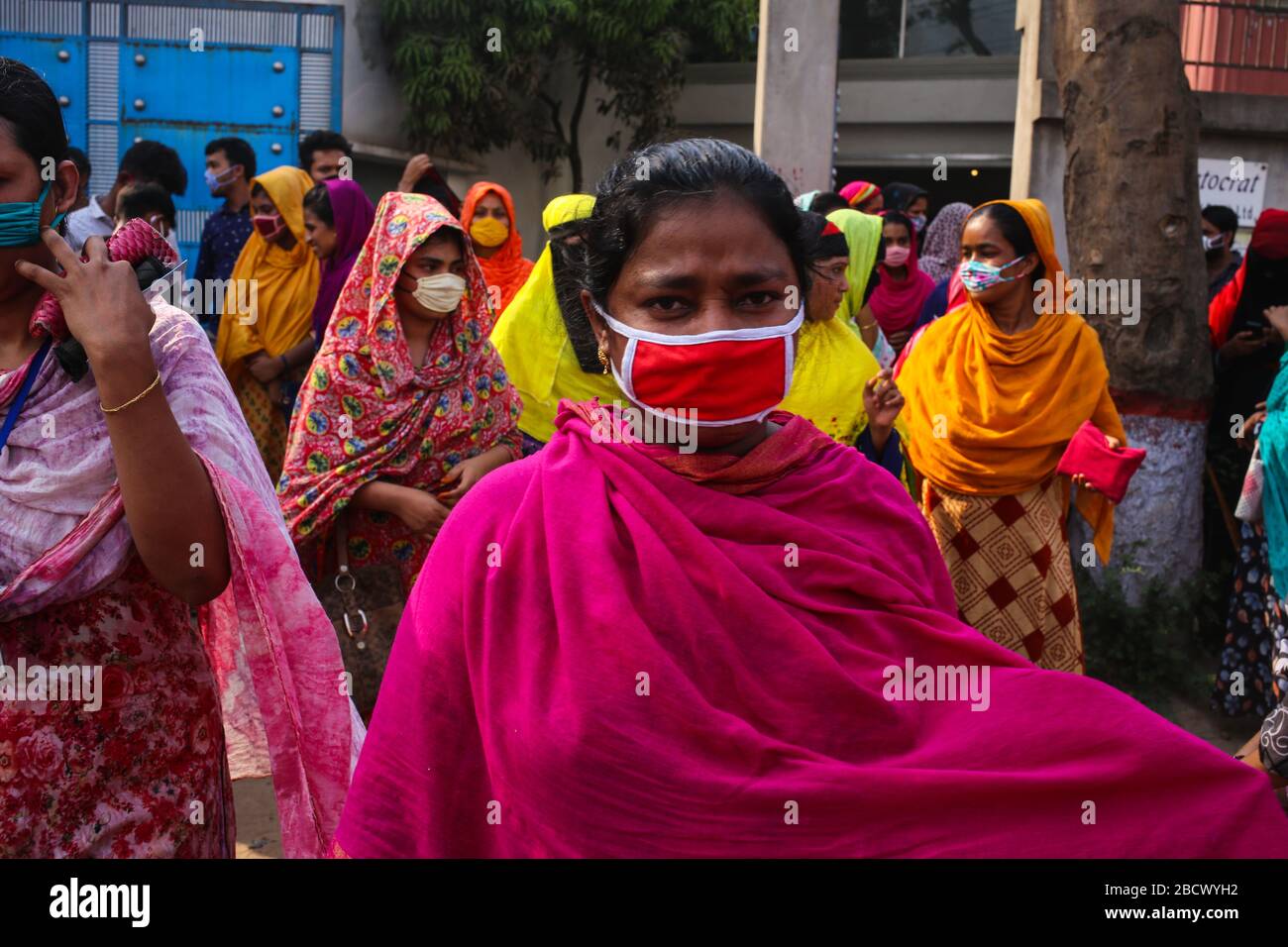 Dhaka, Bangladesch. April 2020. Die Besitzer der Kleidungsstücke erklärten, ihre Fabriken bis auf weiteres wegen der Verbreitung des neuartigen Coronavirus (CoVid-19) zu schließen. Insgesamt 88 Menschen wurden von Covid-19 in Bangladesch infiziert, von denen 9 von IEDCR bestätigt starben. (Foto von M. Rakibul Hasan/Pacific Press) Credit: Pacific Press Agency/Alamy Live News Stockfoto