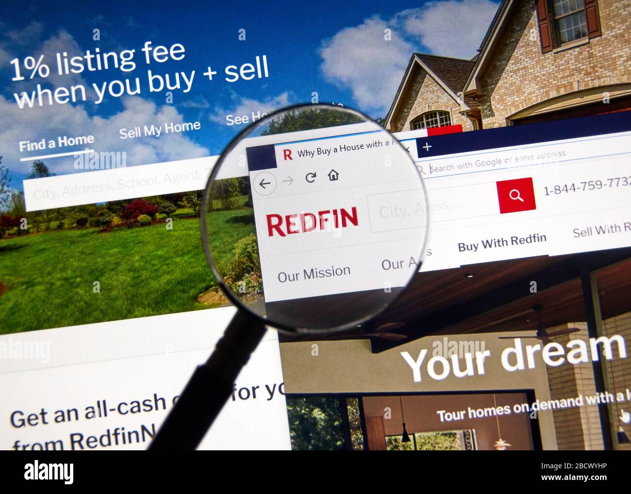 Montreal, Kanada - 4. März 2020: Redfin-Logo auf offizieller Seite unter Lupe. Redfin ist ein Immobilienmakler, es ist ein Unternehmen mit Sitz in Seattle Stockfoto
