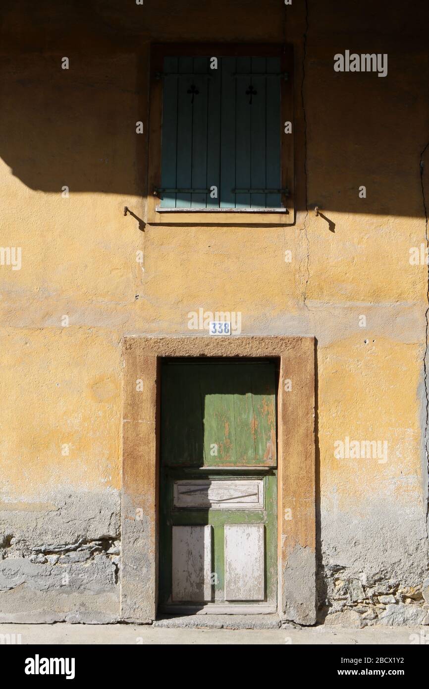 façade d'une habitation abandonnée. Saint-Gervais-les-Bains. Haute-Savoie. Frankreich. Stockfoto