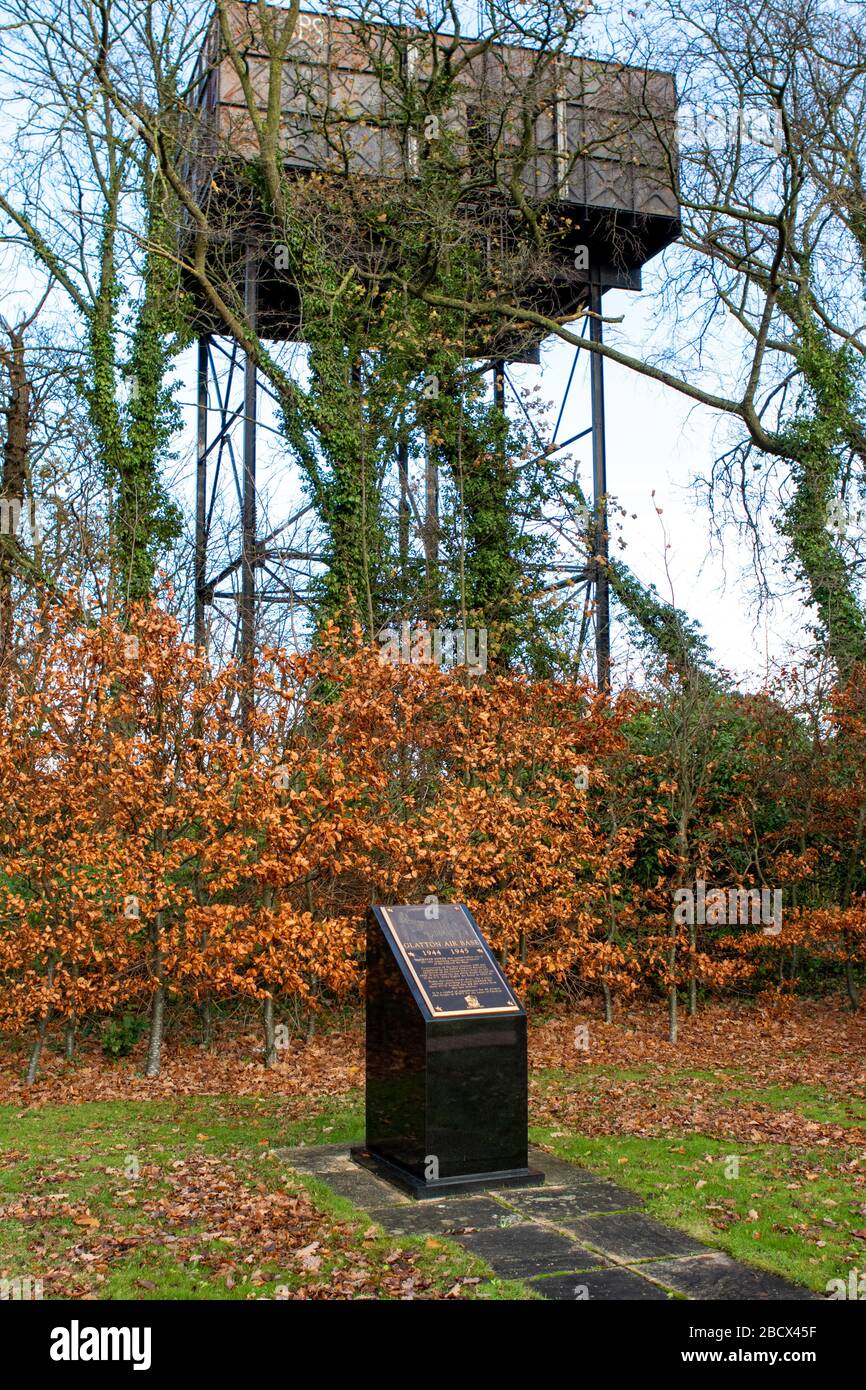 Gedenksockel und Wasserturm Stockfoto