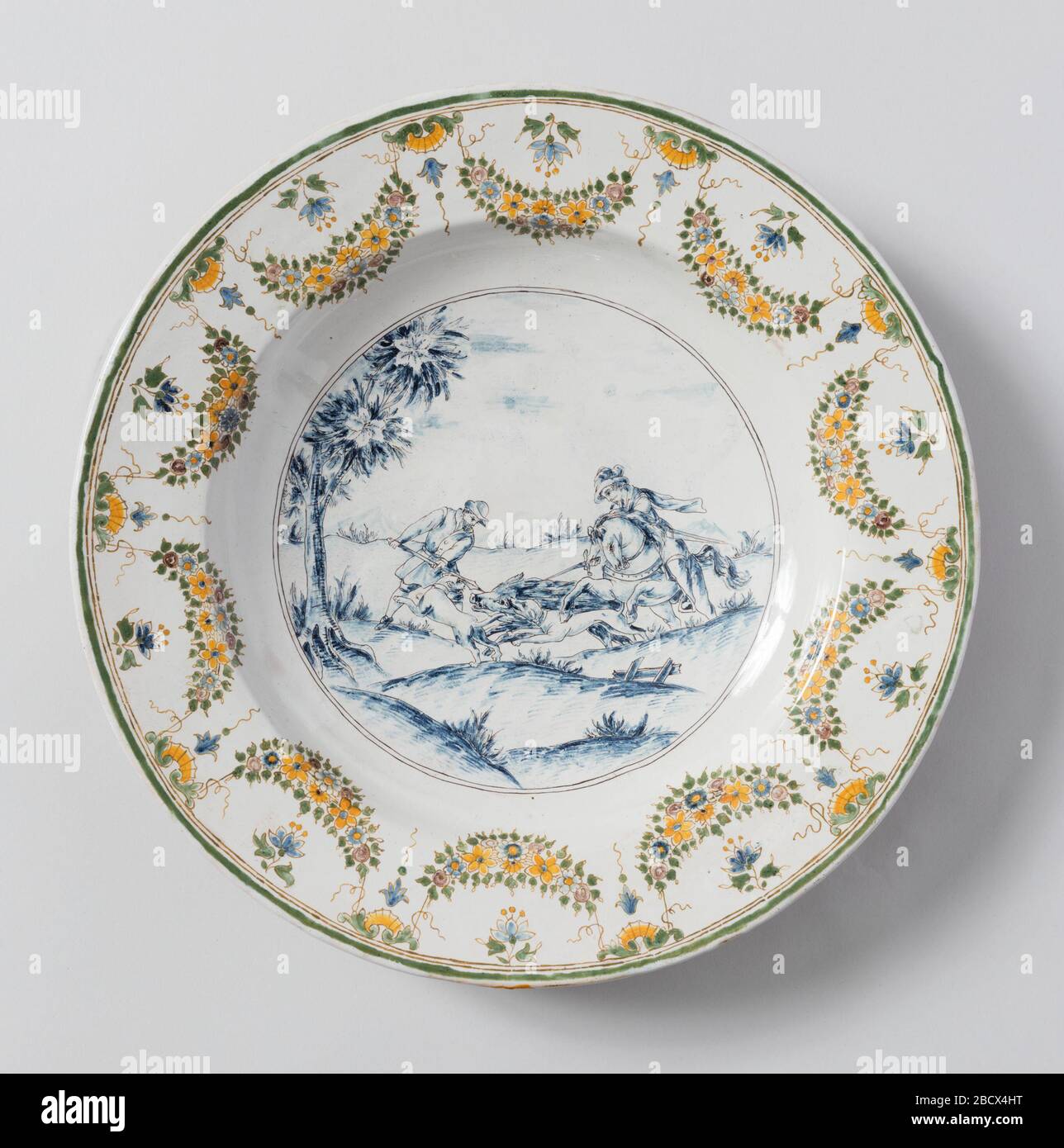 Gericht. Rundes Gericht mit Jagdszene in der Mitte und Blumenschmuck an den Rändern. Gericht Stockfoto
