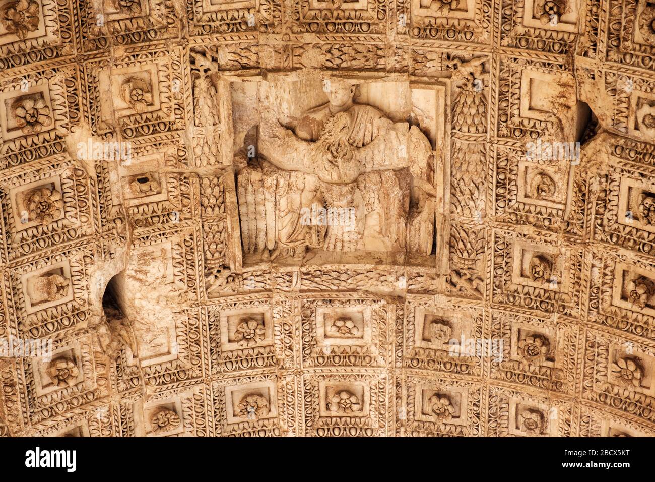 Gebäude des antiken Roms, Details, Nahaufnahme des Kassettenbogens des Titusreliefs, Apotheose des Titusreliefs, Via Sacra, Forum Romanum, Rom, Italien. Stockfoto