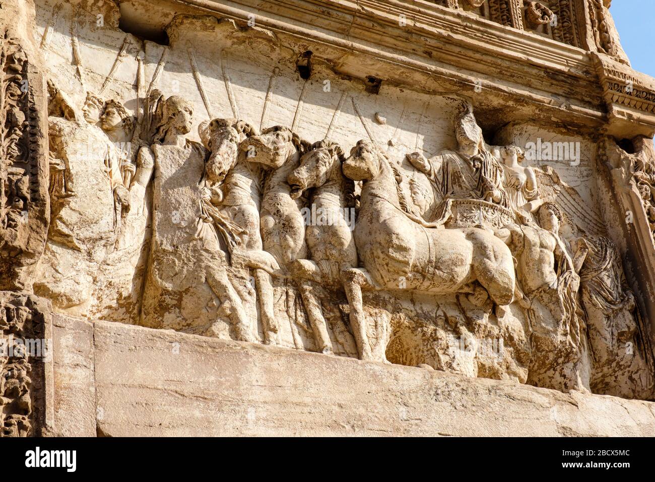 Gebäude des antiken Roms, Details, Nahaufnahme der Reliefs des Titusbogens, innere Nordtafel, Titus als Triumphator, Via Sacra, Forum Romanum, Rom, Italien. Stockfoto