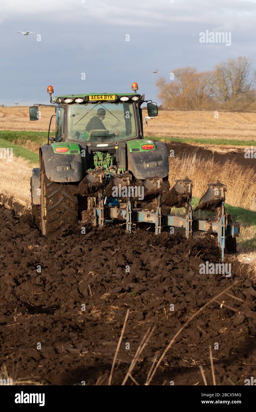 John Deere Traktor Pflügen Stockfoto