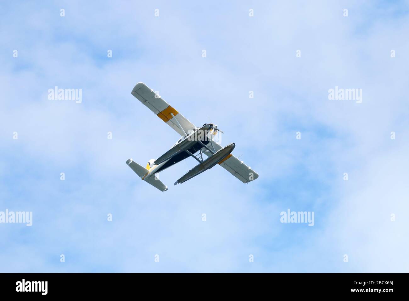 Schwimmerflugzeug, das mit einem teilweise blauen Himmelshintergrund um ihn herum fliegt, in Issaquah, Washington, USA Stockfoto