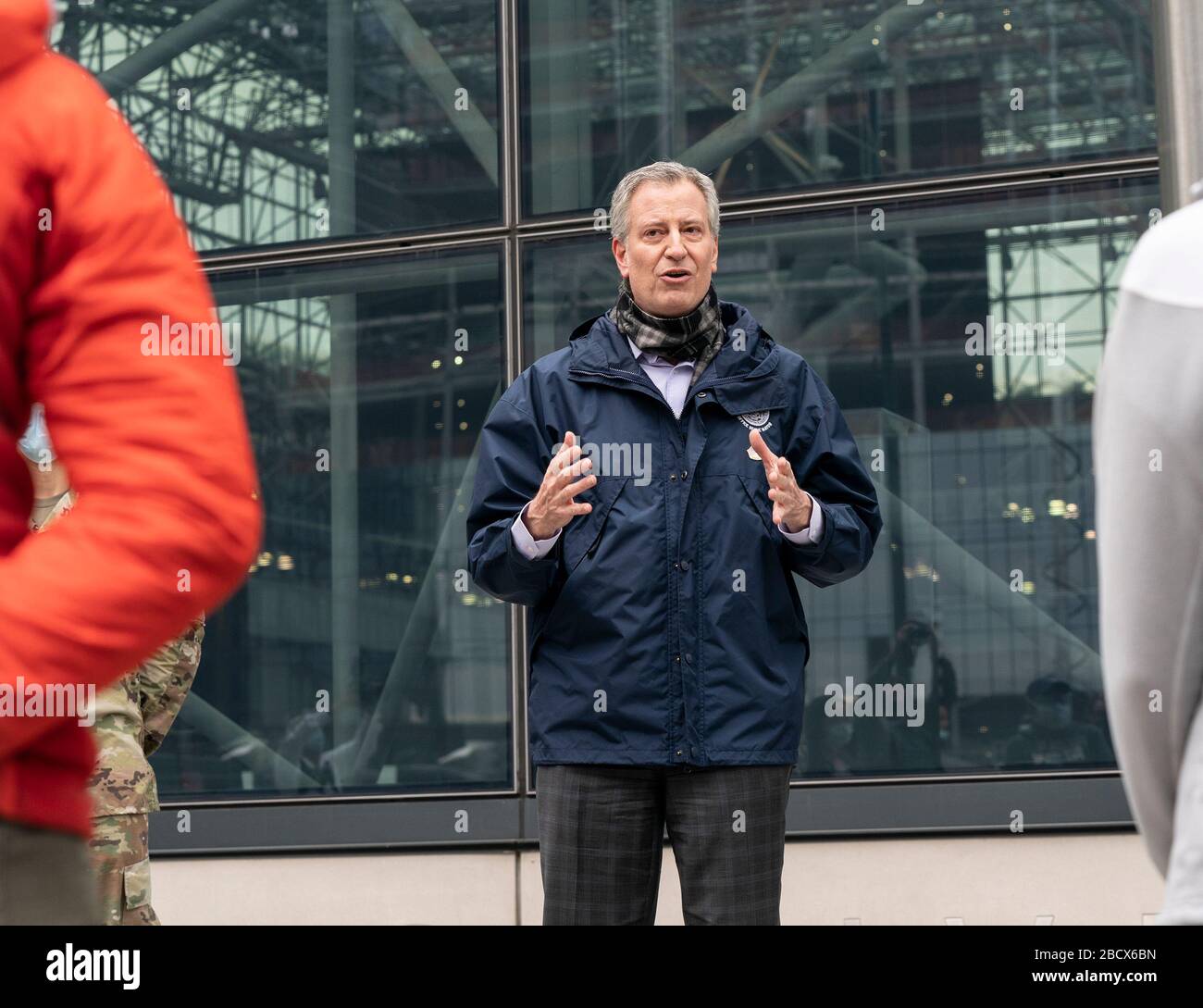 New York, Vereinigte Staaten. April 2020. NYC-Bürgermeister Bill de Blasio spricht während der Begrüßungsfeier für freiwillige Ärzte und Krankenschwestern des Reservats der US Navy außerhalb des Javits Center, wo am 5. April 2020 in New York, New York, New York, NY ein temporäres Krankenhaus zur Behandlung von Patienten eingerichtet wurde. (Foto von Lev Radin/Pacific Press/Sipa USA) Credit: SIPA USA/Alamy Live News Stockfoto