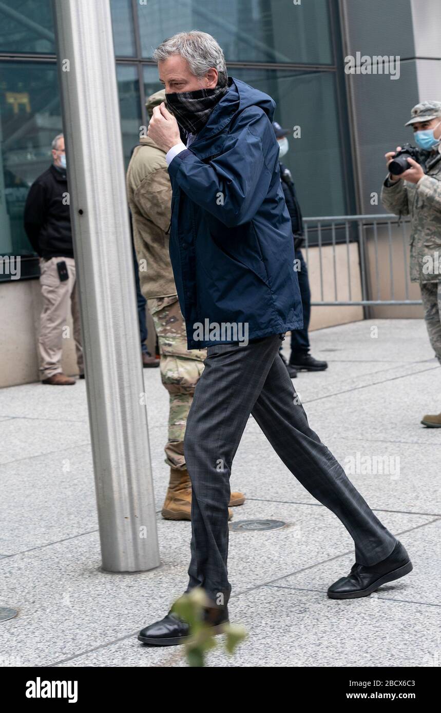 New York, Vereinigte Staaten. April 2020. New Yorker Bürgermeister Bill de Blasio kommt zur Begrüßung der Zeremonie für freiwillige Ärzte und Krankenschwestern des Reservats der US Navy außerhalb des Javits Centers an, wo am 5. April 2020 in New York, New York, New York, NY ein temporäres Krankenhaus zur Behandlung von Patienten eingerichtet wurde. (Foto von Lev Radin/Pacific Press/Sipa USA) Credit: SIPA USA/Alamy Live News Stockfoto