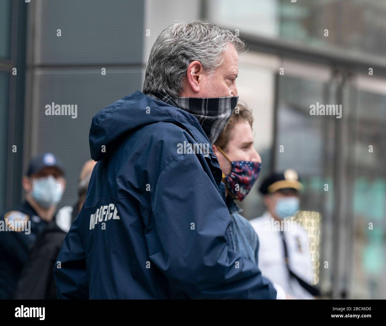 New York, Vereinigte Staaten. April 2020. New Yorker Bürgermeister Bill de Blasio kommt zur Begrüßung der Zeremonie für freiwillige Ärzte und Krankenschwestern des Reservats der US Navy außerhalb des Javits Centers an, wo am 5. April 2020 in New York, New York, New York, NY ein temporäres Krankenhaus zur Behandlung von Patienten eingerichtet wurde. (Foto von Lev Radin/Pacific Press/Sipa USA) Credit: SIPA USA/Alamy Live News Stockfoto