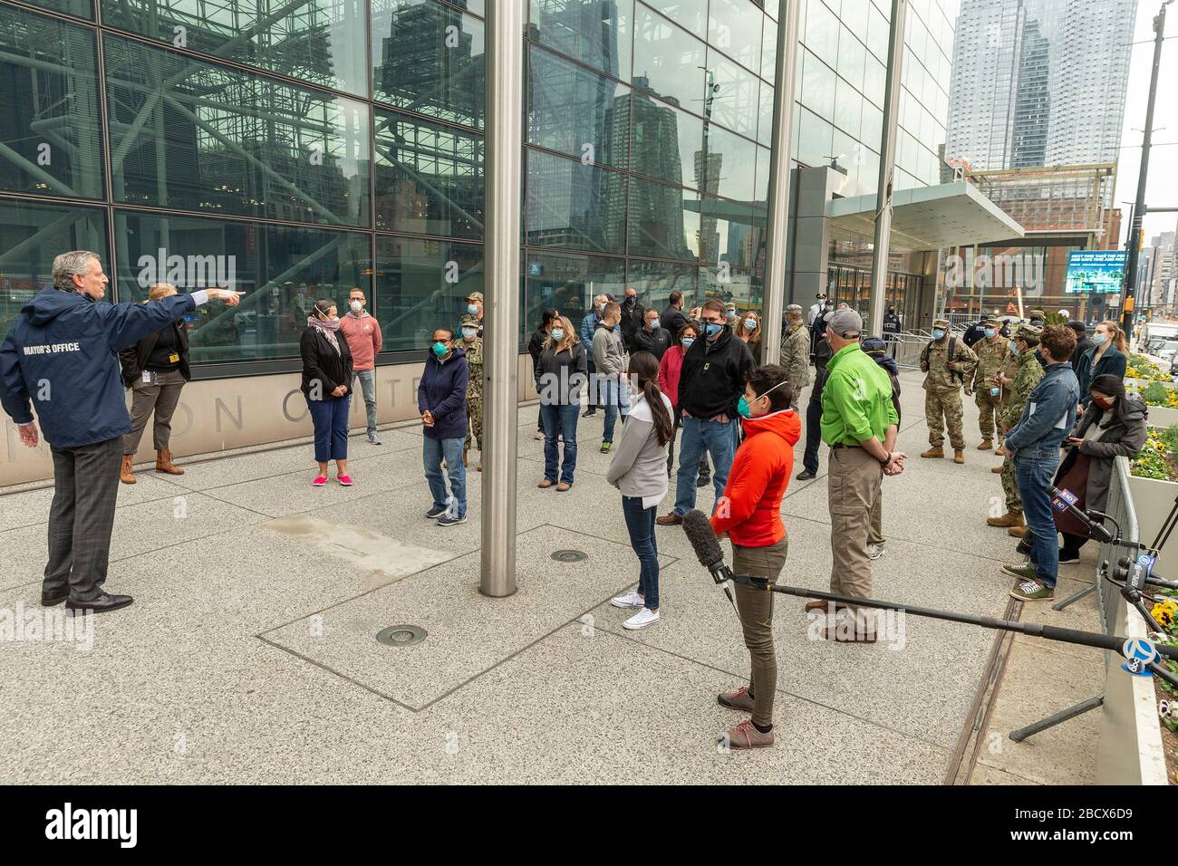 New York, Vereinigte Staaten. April 2020. NYC-Bürgermeister Bill de Blasio spricht während der Begrüßungsfeier für freiwillige Ärzte und Krankenschwestern des Reservats der US Navy außerhalb des Javits Center, wo am 5. April 2020 in New York, New York, New York, NY ein temporäres Krankenhaus zur Behandlung von Patienten eingerichtet wurde. (Foto von Lev Radin/Pacific Press/Sipa USA) Credit: SIPA USA/Alamy Live News Stockfoto
