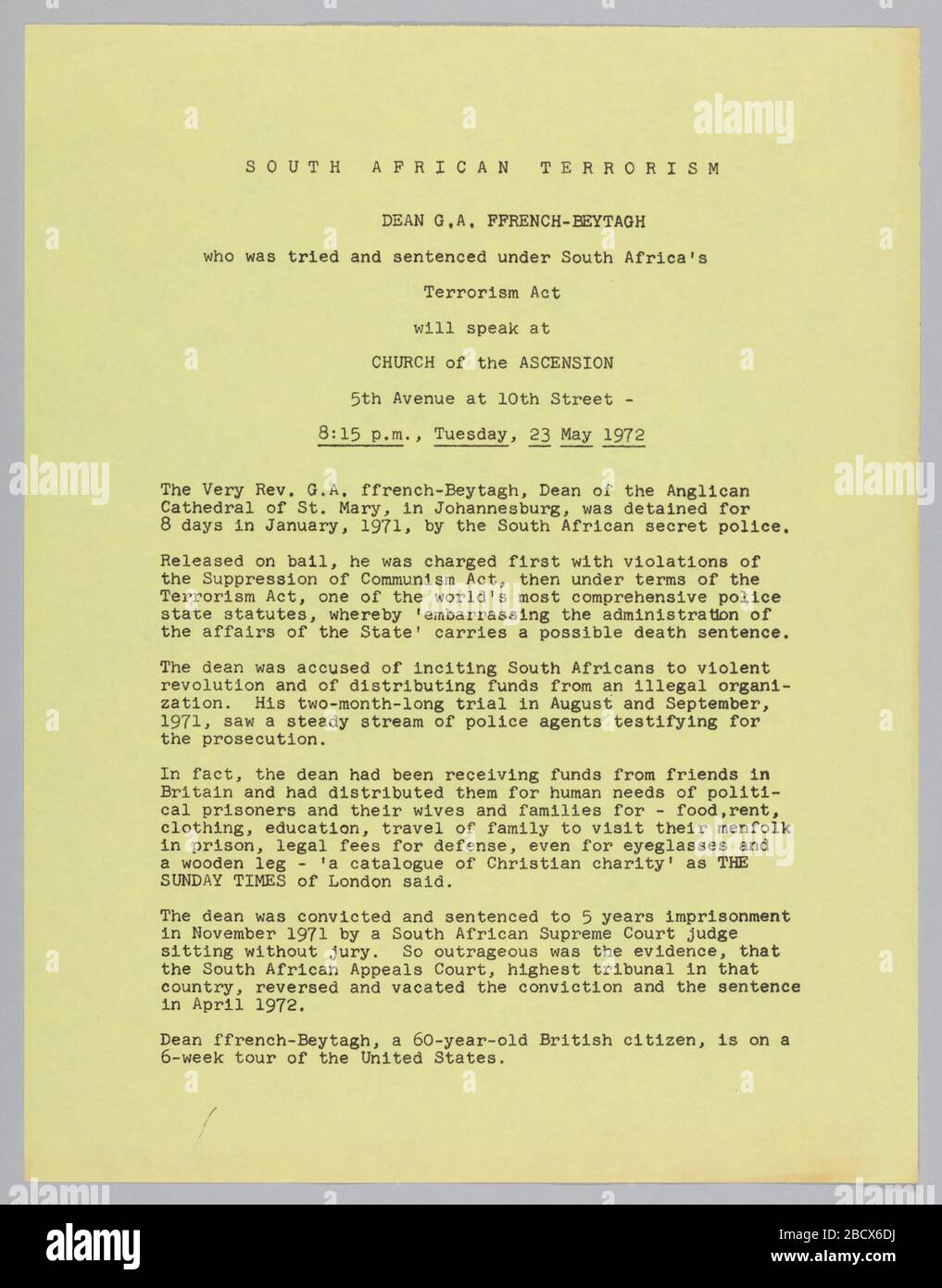 Flyer, der eine Rede von Dean GA FrenchBeytagh ankündigt. In diesem Flyer werden die Versuche von Rev. G.A. F, S.A., Beytagh, beschrieben und am 23. Mai 1972 wird ein bevorstehendes Redeengagement angekündigt. Der Flyer ist gelbes Papier mit schwarzem Text. Der Titel lautet: [SÜDAFRIKANISCHER TERRORISMUS / DEAN G. A. Flyer, der eine Rede von Dean GA FrenchBeytagh ankündigt Stockfoto