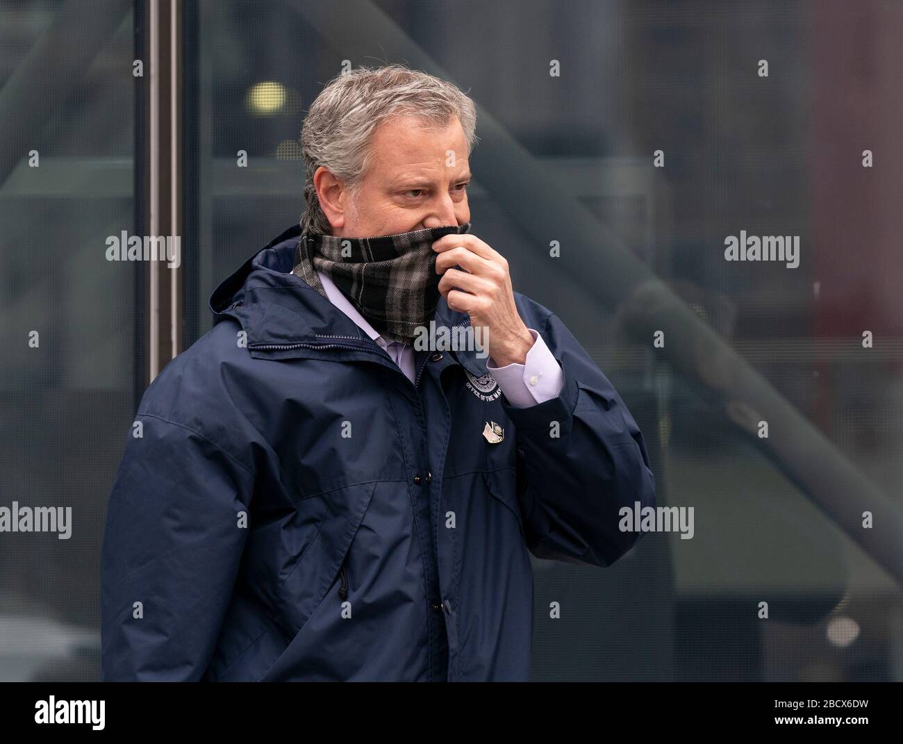 New York, Vereinigte Staaten. April 2020. NYC-Bürgermeister Bill de Blasio spricht während der Begrüßungsfeier für freiwillige Ärzte und Krankenschwestern des Reservats der US Navy außerhalb des Javits Center, wo am 5. April 2020 in New York, New York, New York, NY ein temporäres Krankenhaus zur Behandlung von Patienten eingerichtet wurde. (Foto von Lev Radin/Pacific Press/Sipa USA) Credit: SIPA USA/Alamy Live News Stockfoto