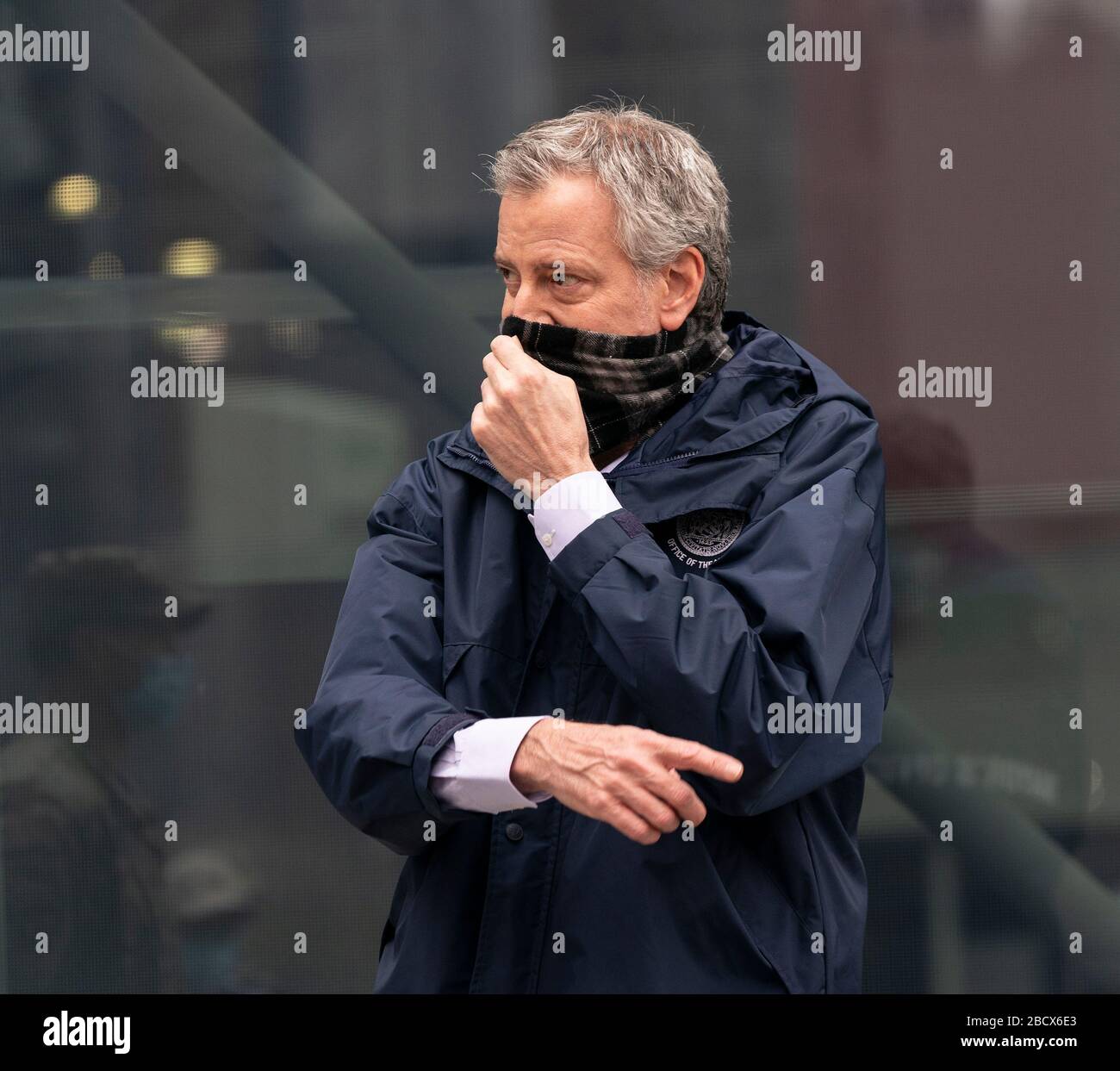 New York, Vereinigte Staaten. April 2020. NYC-Bürgermeister Bill de Blasio spricht während der Begrüßungsfeier für freiwillige Ärzte und Krankenschwestern des Reservats der US Navy außerhalb des Javits Center, wo am 5. April 2020 in New York, New York, New York, NY ein temporäres Krankenhaus zur Behandlung von Patienten eingerichtet wurde. (Foto von Lev Radin/Pacific Press/Sipa USA) Credit: SIPA USA/Alamy Live News Stockfoto