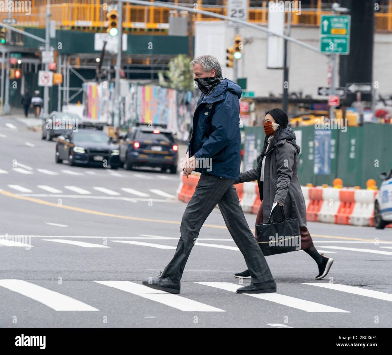 New York, Vereinigte Staaten. April 2020. New Yorker Bürgermeister Bill de Blasio kommt zur Begrüßung der Zeremonie für freiwillige Ärzte und Krankenschwestern des Reservats der US Navy außerhalb des Javits Centers an, wo am 5. April 2020 in New York, New York, New York, NY ein temporäres Krankenhaus zur Behandlung von Patienten eingerichtet wurde. (Foto von Lev Radin/Pacific Press/Sipa USA) Credit: SIPA USA/Alamy Live News Stockfoto
