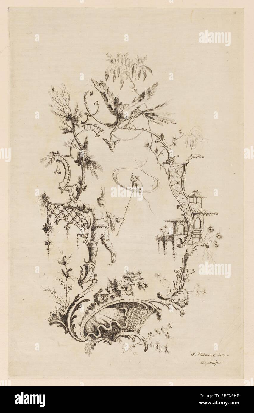 Platte 6 EIN neues Buch chinesischer Verzierungen. Forschung in ProgressChinoiserie Escutcheon, auf der linken Seite, auf der ein Mann klammert und einen Perch hält, an den ein kleines Tier, das einer Katze ähnelt, gekettet ist. Fantastischer Vogel oben. Platte 6 EIN neues Buch chinesischer Verzierungen Stockfoto