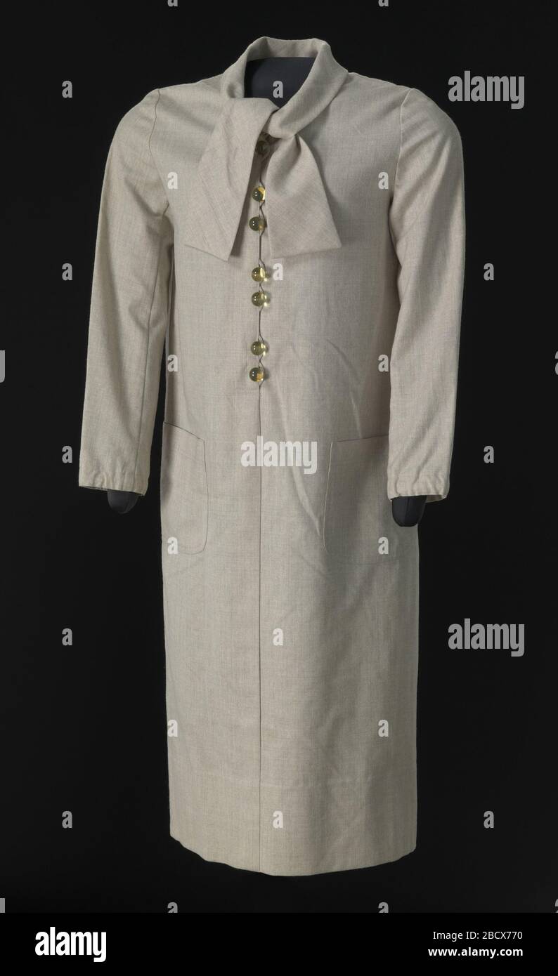 Kleid aus hellgrauer Wolle im Design von Arthur McGee. Kleid aus hellgrauer Wolle im Design von Arthur McGee. Der Körper des Kleides ist gerade geschnitten, mit Nähten vorne und hinten in der Mitte. Kleid aus hellgrauer Wolle im Design von Arthur McGee Stockfoto