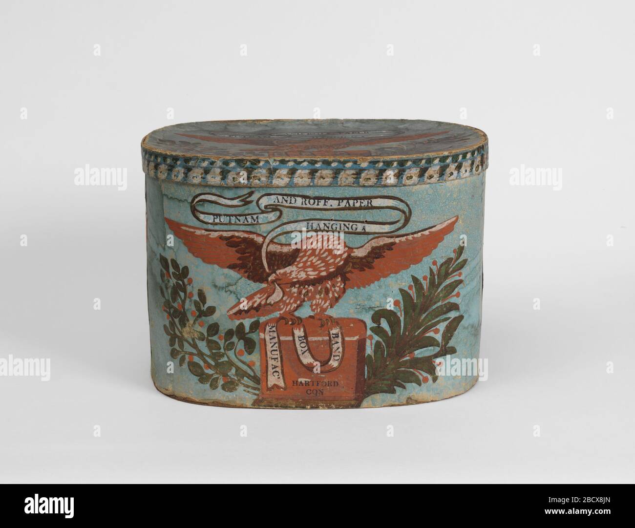 Putnam und Roff. Bandbox-Szene zeigt Adler, der in seinem Schnabel eine Banderole trägt, die den Hersteller wirbt. Gedruckt auf Banderole, die im Muster "PUTNAM UND ROFF. PAPIER/ AUFHÄNGEN &/ BAND/ BOX/ MANUFACR/ HARTFORD/ CON'. Putnam und Roff Stockfoto