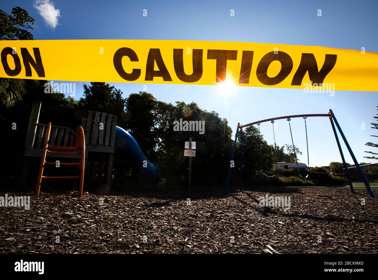 Schilder auf dem geschlossenen Spielplatz wegen Covid 19 Virusabsperrung, Nelson, Neuseeland Stockfoto