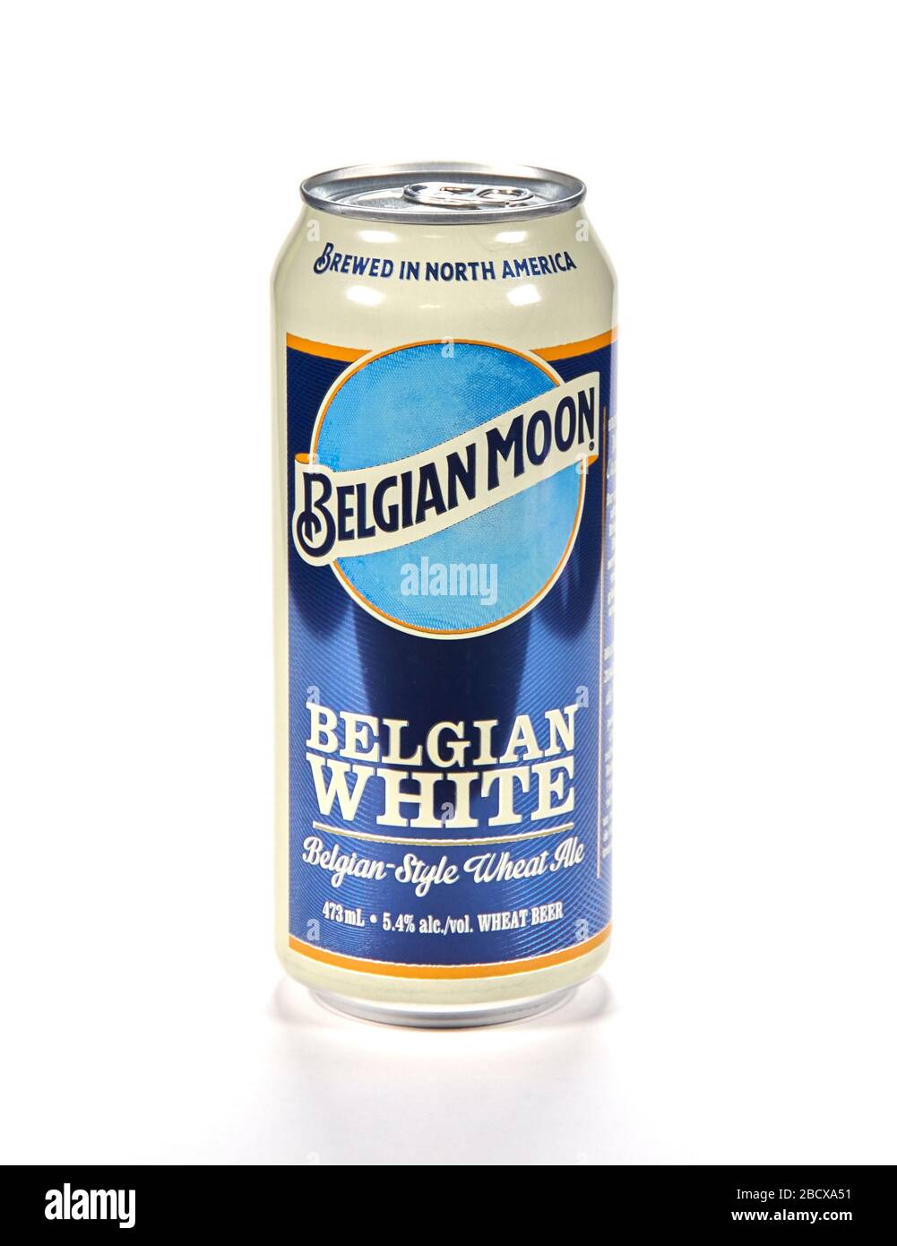 Montreal, Kanada - 15. März 2020: Belgische Weiße Dose Bier über weißem Hintergrund. Blue Moon Belgisch Weiß ist ein von Mille gebrautes Witbier im belgischen Stil Stockfoto