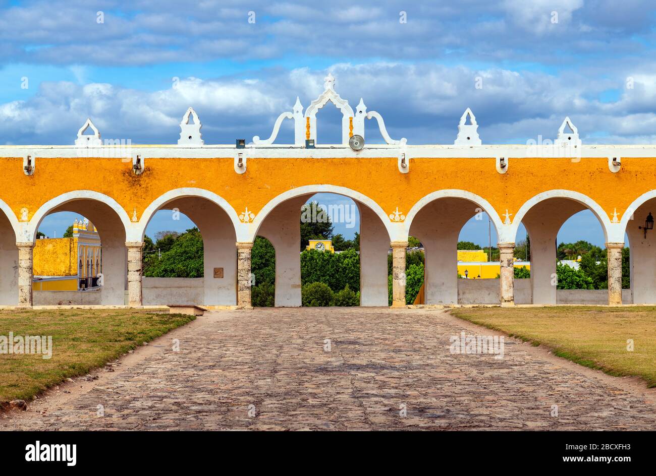 Die farbenfrohen gelben Bögen des franziskanischen Convents in Izamal bei Merida und Cancun, Yucatan-Halbinsel, Mexiko. Stockfoto