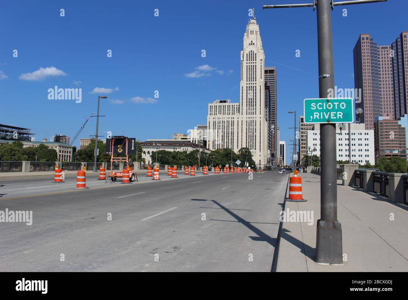 Tolle Aussicht auf die Skyline von Downtown Columbus Ohio, die Brücke des Scioto River West, Straßenbau, Genua Park und Alexander Park Wanderweg Stockfoto