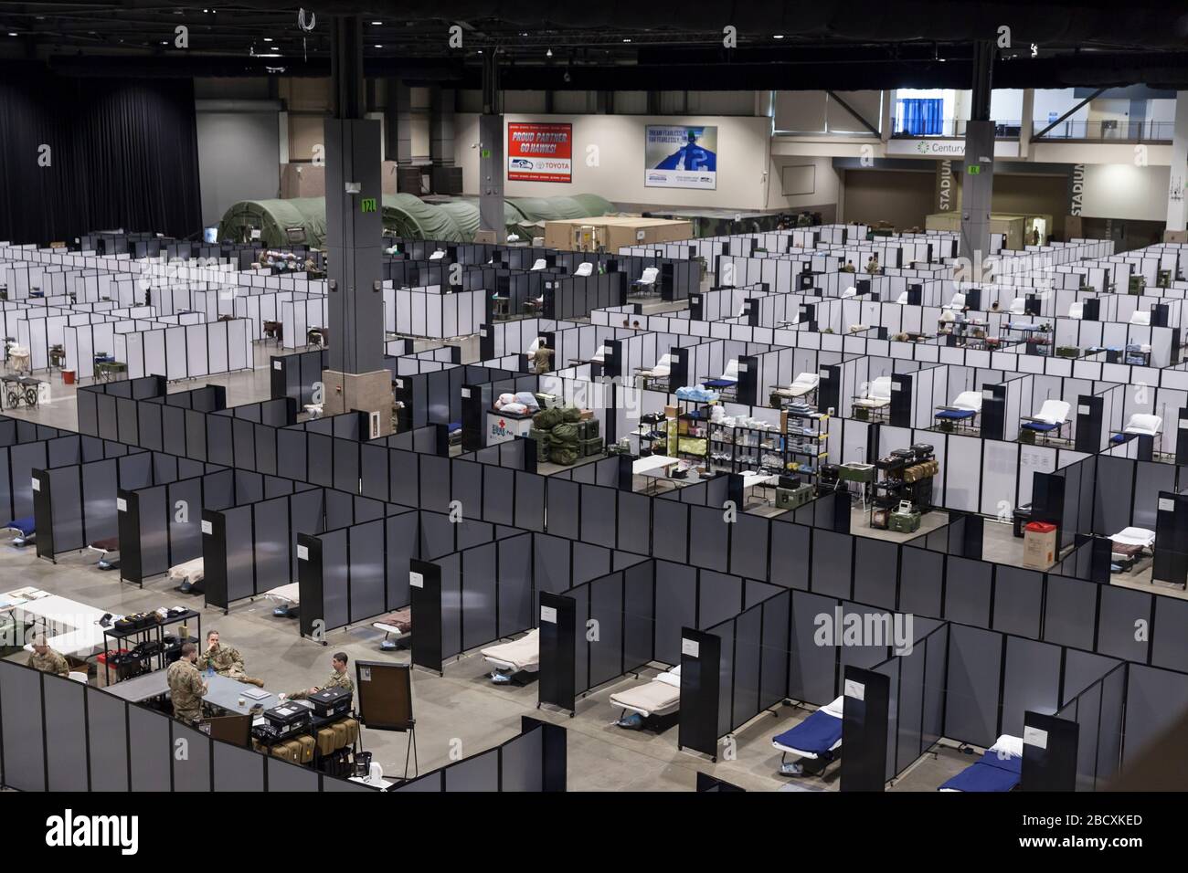 Am 5. April 2020 füllen die Krankenhausreihen das Feldkrankenhaus im CenturyLink Field Event Center in Seattle. Das mobile chirurgische Krankenhaus der Armee, das derzeit für nicht-COVID-19-Fälle vorgesehen ist, umfasst medizinisches Militärpersonal aus mehreren Einheiten, darunter die Soldaten des 10th Field Hospital Hospital Hospital Hospital Hospital des 627. Krankenhauses in Fort Carson, Colorado, die 62. Medizinische Brigade der Joint Base Lewis-Mc-Chord, Washington und andere. Beamte sagten, dass das Krankenhaus jetzt bereit sei, Patienten aufzunehmen. Stockfoto