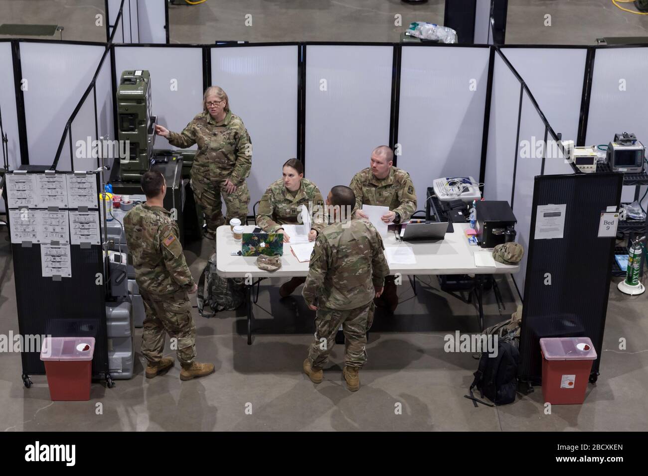 Die Soldaten werden am 5. April 2020 im Feldkrankenhaus im CenturyLink Field Event Center in Seattle unterrichtet. Das mobile chirurgische Krankenhaus der Armee, das derzeit für nicht-COVID-19-Fälle vorgesehen ist, umfasst medizinisches Militärpersonal aus mehreren Einheiten, darunter die Soldaten des 10th Field Hospital Hospital Hospital Hospital Hospital des 627. Krankenhauses in Fort Carson, Colorado, die 62. Medizinische Brigade der Joint Base Lewis-Mc-Chord, Washington und andere. Beamte sagten, dass das Krankenhaus jetzt bereit sei, Patienten aufzunehmen. Stockfoto