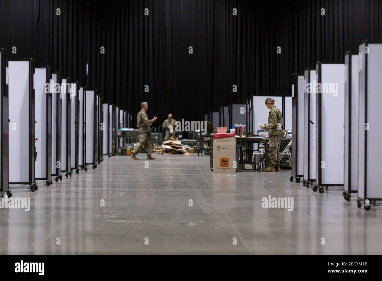 Soldiers arbeitet an der Vorbereitung des Feldlazaretts im CenturyLink Field Event Center in Seattle am 5. April 2020. Das mobile chirurgische Krankenhaus der Armee, das derzeit für nicht-COVID-19-Fälle vorgesehen ist, umfasst medizinisches Militärpersonal aus mehreren Einheiten, darunter die Soldaten des 10th Field Hospital Hospital Hospital Hospital Hospital des 627. Krankenhauses in Fort Carson, Colorado, die 62. Medizinische Brigade der Joint Base Lewis-Mc-Chord, Washington und andere. Beamte sagten, dass das Krankenhaus jetzt bereit sei, Patienten aufzunehmen. Stockfoto