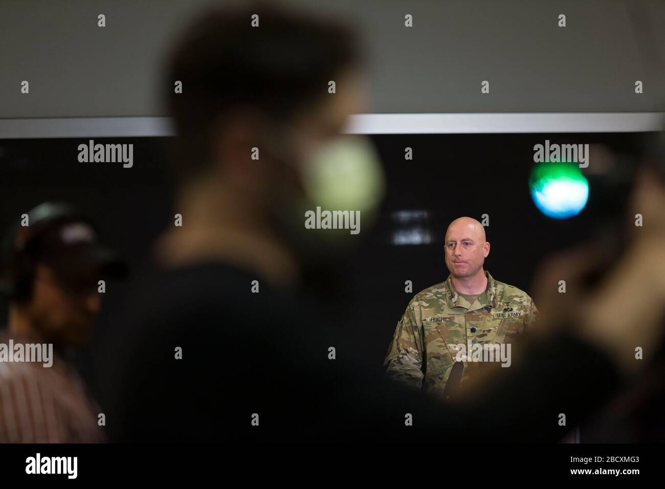 Oberstleutnant Jason Hughes, Kommandeur des 10th Field Hospital, spricht am 5. April 2020 mit Medienmitgliedern im Feldkrankenhaus im CenturyLink Field Event Center in Seattle. Das mobile chirurgische Krankenhaus der Armee, das derzeit für nicht-COVID-19-Fälle vorgesehen ist, umfasst medizinisches Militärpersonal aus mehreren Einheiten, darunter die Soldaten des 10th Field Hospital Hospital Hospital Hospital Hospital des 627. Krankenhauses in Fort Carson, Colorado, die 62. Medizinische Brigade der Joint Base Lewis-Mc-Chord, Washington und andere. Beamte sagten, dass das Krankenhaus jetzt bereit sei, Patienten aufzunehmen. Stockfoto