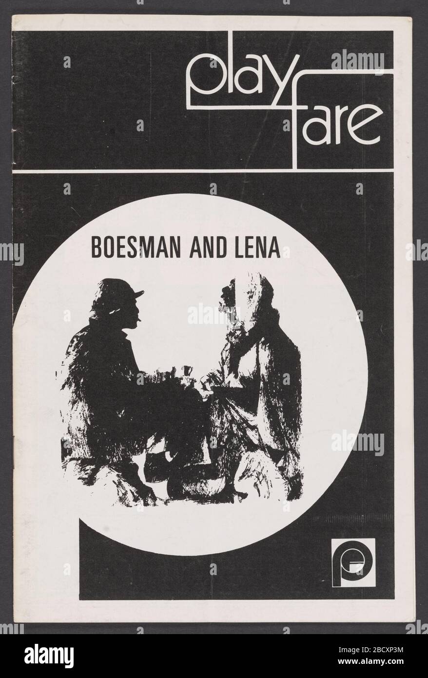Theaterprogramm für Boesman und Lena. Theaterprogramm für Boesman und Lena unter der Regie von John Berry. Schwarz-weiß mit Zeichnung von zwei sitzenden und einander zugewandten Personen. Weißer kreisrunder Aufkleber auf der Rückseite, handschriftlich 1970. [Play/fare/BOESMAN UND LENA] Theaterprogramm für Boesman und Lena Stockfoto