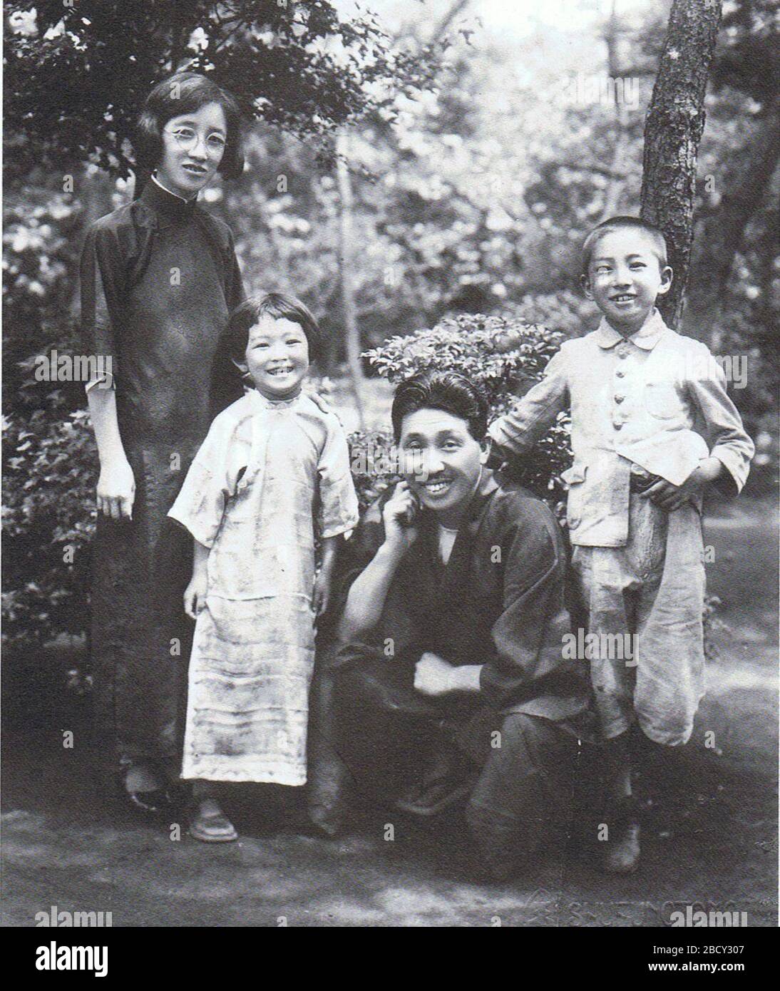 日本語 昭和5年 宮崎燁子 柳原白蓮 長女 蕗苳 宮崎龍介 長男 香織 22 April 14 23 38 43 白蓮 娘が語る母燁子 より In Dieser Datei Fehlen Autoreninformationen Stockfotografie Alamy