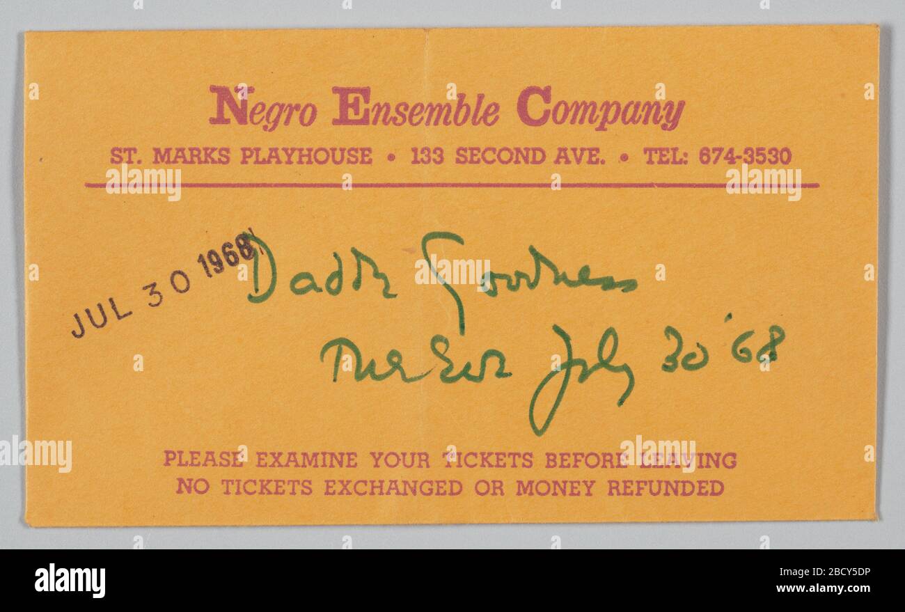 Ticket Umschlag für Song of the Lusitanian Bogey and Daddy Goodness. Ticket Umschlag für Song of the Lusitanian Bogey and Daddy Goodness. Gelbes Papier mit roter Tinte. Handschriftlich in grüner Tinte: [Daddy Goodness / Dienstag, 30. Juli 68]. Auf der Rückseite des Briefumschlags befinden sich Anzeigen für das Steakhaus von O.Henry, den englischen Pub und La 'Groceria'. Ticket Umschlag für Song of the Lusitanian Bogey and Daddy Goodness Stockfoto