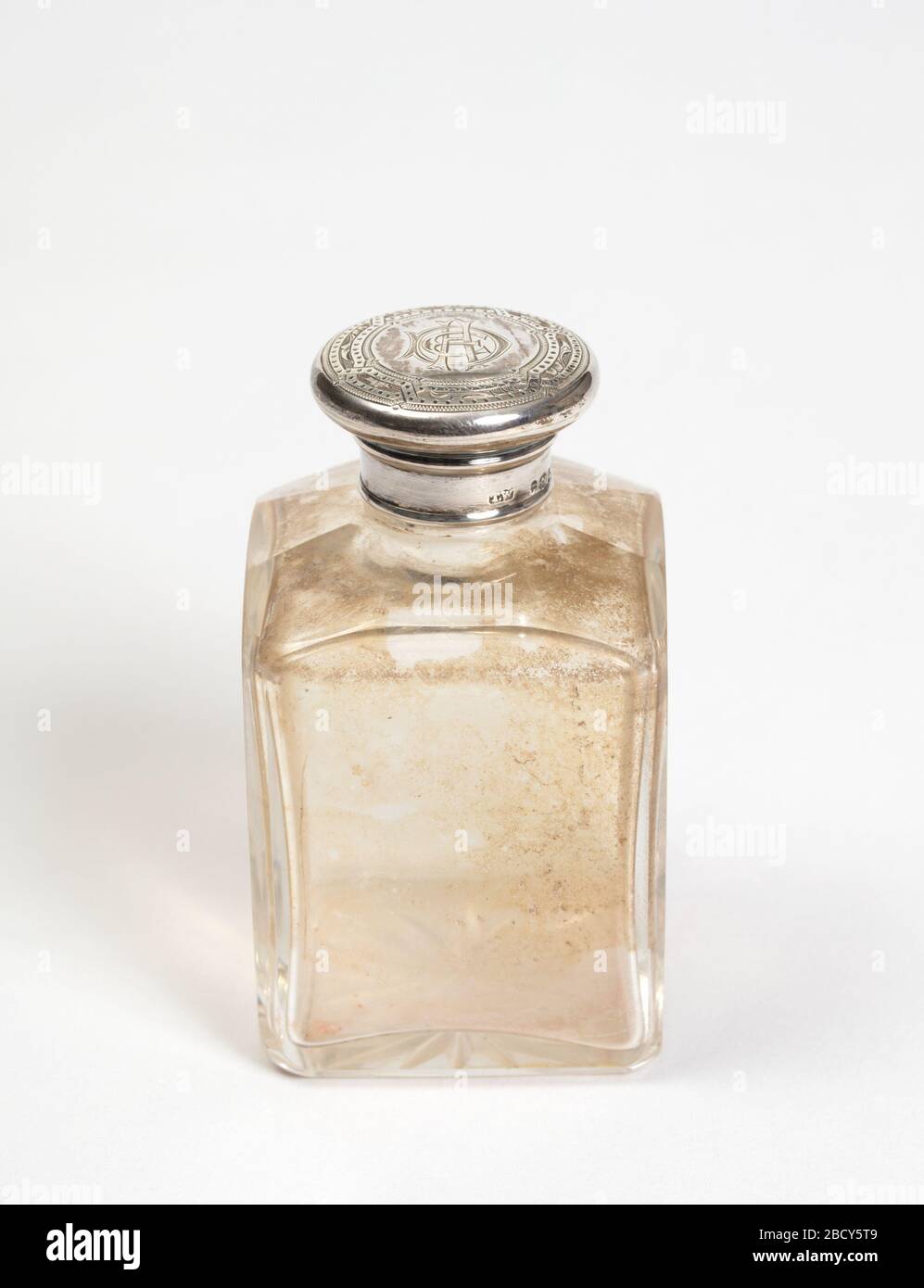 Flasche und Deckel. Forschung in ProgressSmaller Glasflasche mit silberfarbenem Oberteil. Flasche und Deckel Stockfoto