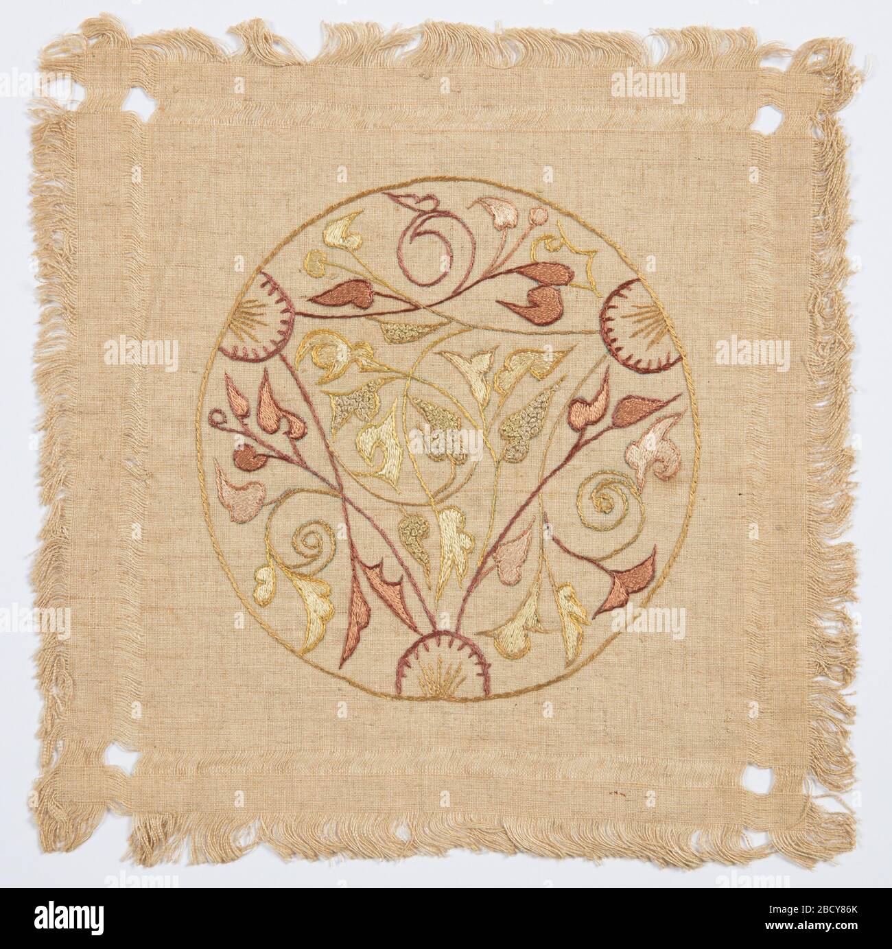 Doily. Forschung in ProgressDoily im kreisförmigen, floralen Jugendstilmuster mit mehrfarbigem Seidenfaden bestickt. Doily Stockfoto