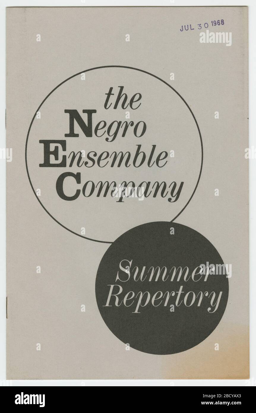 Theaterprogramm für Song of the Lusitanian Bogey und Daddy Goodness. Theaterprogramm für Song of the Lusitanian Bogey und Daddy Goodness. Graues Papier mit schwarzer und grauer Schrift, schwarzer Schriftzug im Kreis mit grauem Hintergrund und grauer Schrift im Kreis mit schwarzem Hintergrund. Theaterprogramm für Song of the Lusitanian Bogey und Daddy Goodness Stockfoto