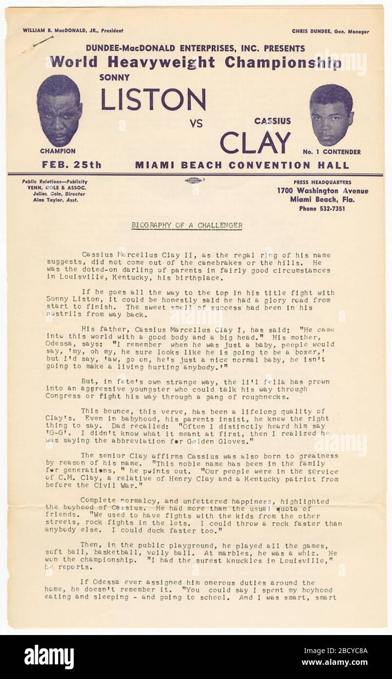 Dokument mit biografischer Skizze von Cassius Clay. Diese dreiseitige biografische Skizze von Cassius Clay ist Teil des Pressekits für den Kampf um die "Liston vs. Clay World Heavyweight Championship" von 1964, der von Dundee-Donald Enterprises, Inc. Zusammengestellt wurde. An der Spitze steht der große Text: [LISTON vs. Document with Biographical Sketch of Cassius Clay Stockfoto