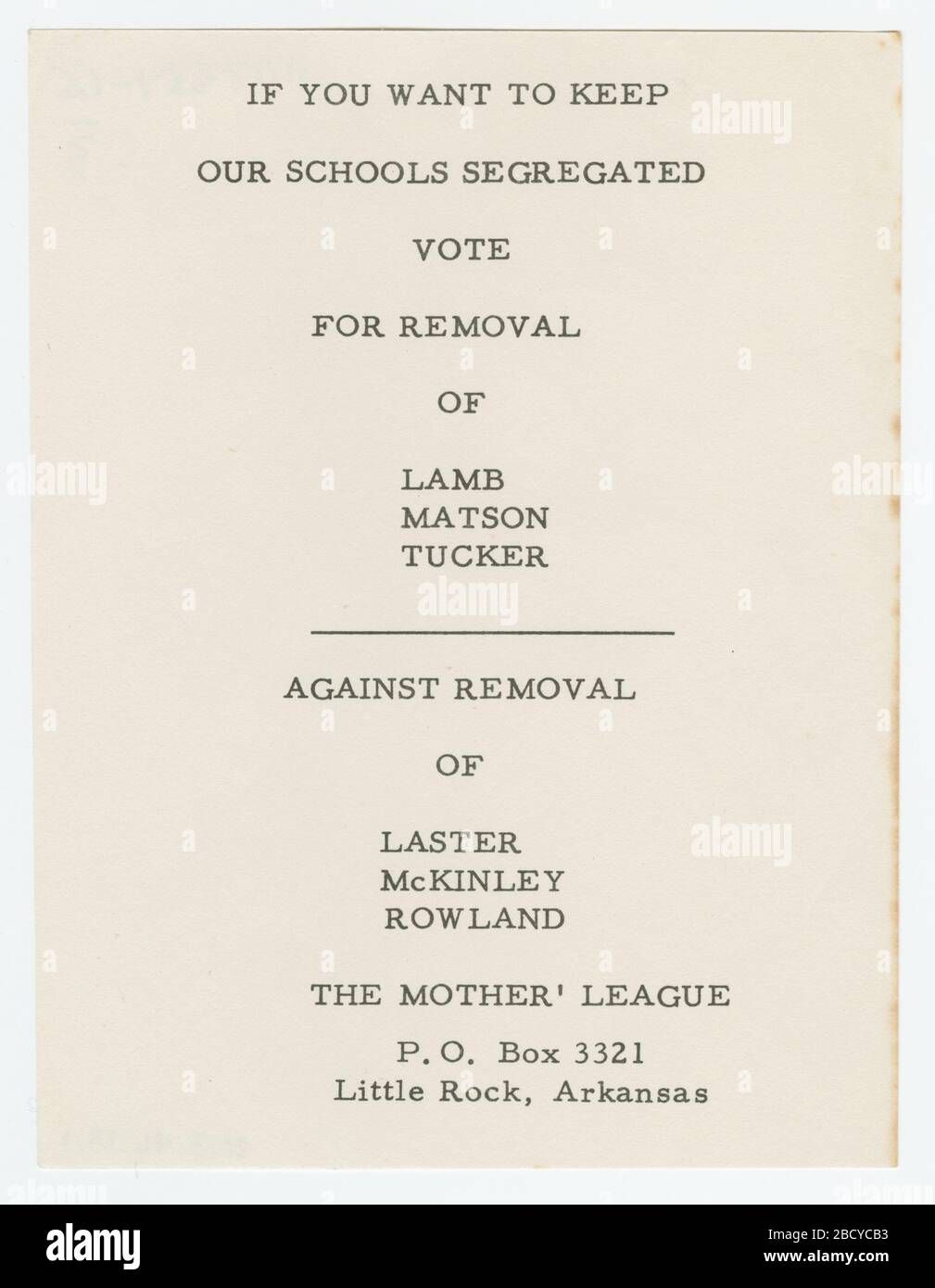 Flier mit segregationistischen Wahlleitfaden. Kleiner gedruckter Flyer. Schwarzer Text auf weißem Papier. ES LAUTET [WENN SIE BEHALTEN MÖCHTEN / UNSERE SCHULEN SEGREGIERT / ABSTIMMEN / FÜR DIE ENTFERNUNG / VON LAMM / MATSON / TUCKER / GEGEN DIE ENTFERNUNG / VON LASTER / MCKINLEY / ROWLAND / DIE MUTTERLIGA / POSTFACH 3321 / LITTLE ROCK, ARKANSAS]. Flier mit segregationistischen Wahlleitfaden Stockfoto