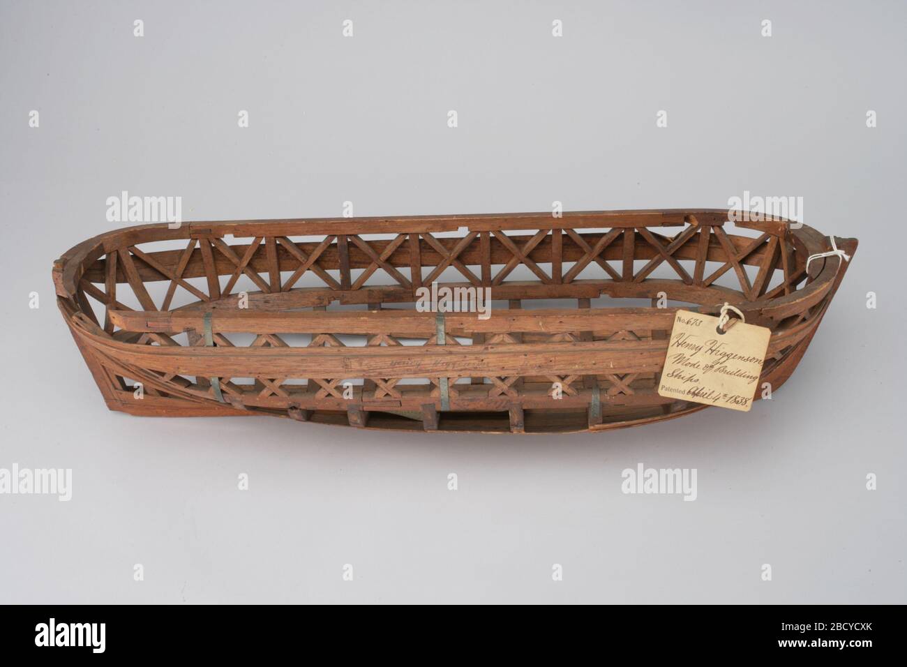 Patent-Modell für die Schiffskrahmung von 18338. Dieses Patentmodell begleitete Henry Higginsons Patentanmeldung für "Verbesserungen im Modus des Schiffbaus". Higginson, der das Patent Nr. 673 am 4. April 1838 erhielt, dachte, dass Holzschiffe stärker werden könnten, wenn mehr Prinzipien aus "gewöhnlicher Zimmerei" angewendet würden, d. H. 2006-23062 Stockfoto